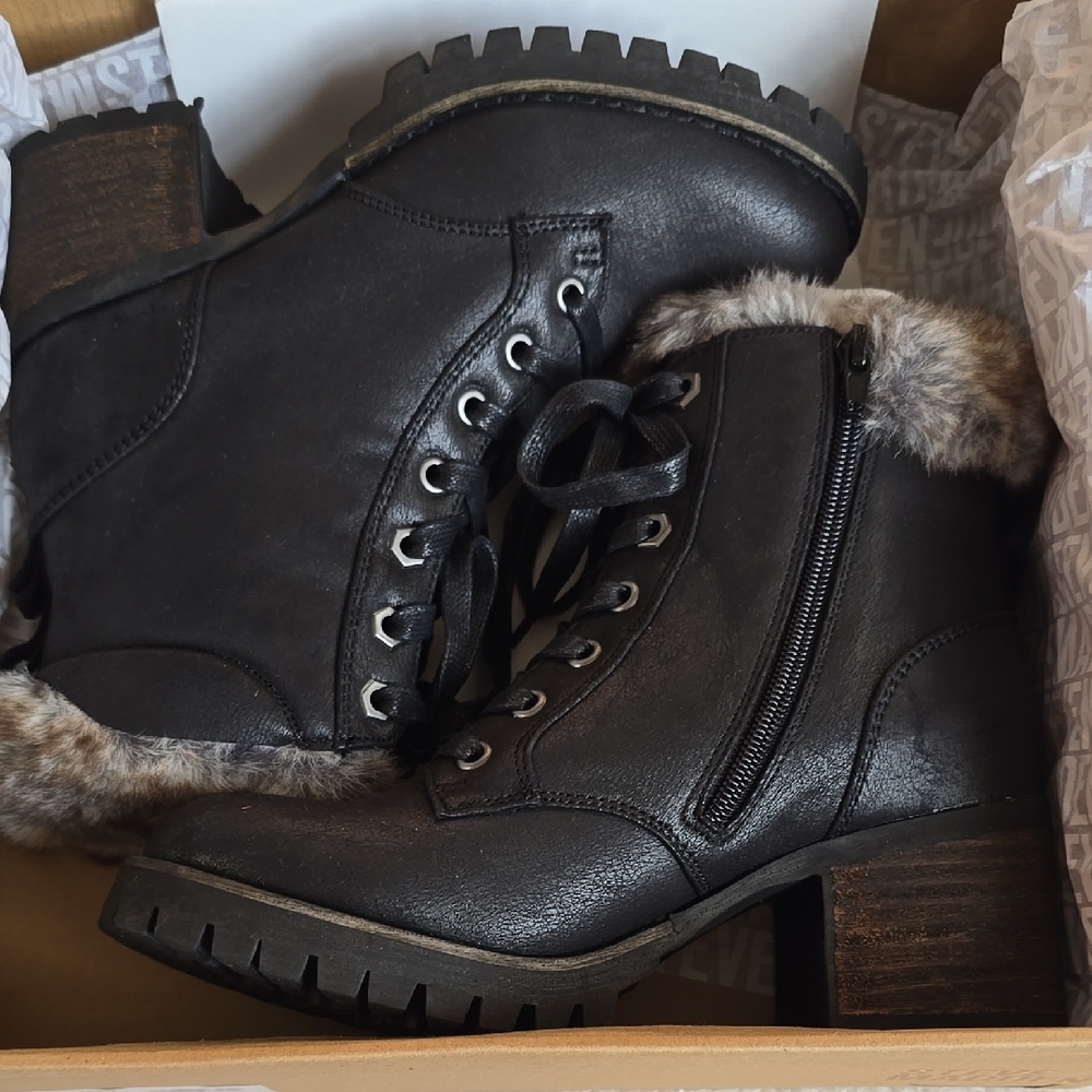 Brand New Steve Madden "Comfort" boot size 7